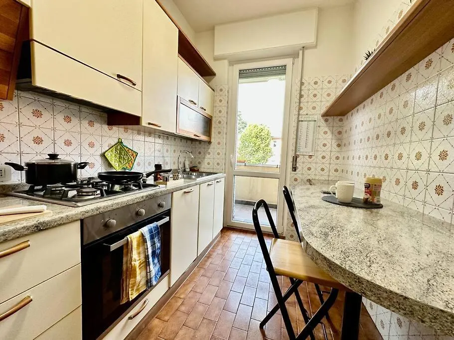 Low Cost Holiday An Business House And Free Park By Revenue House Como Italien