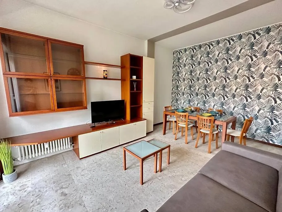 Low Cost Holiday An Business House And Free Park By Revenue House Como